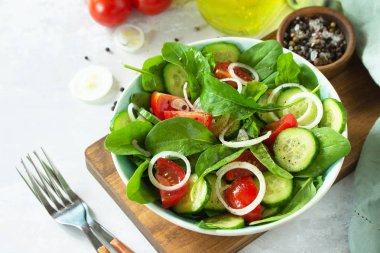 Diyet menüsü. Taze domatesli sağlıklı sebze salatası, salatalık, on