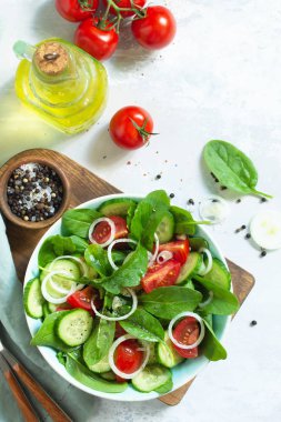 Diyet menüsü. Taze domatesli sağlıklı sebze salatası, salatalık, on