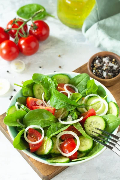 Menú de dieta. Ensalada de verduras saludables de tomate fresco, pepino, en — Foto de Stock