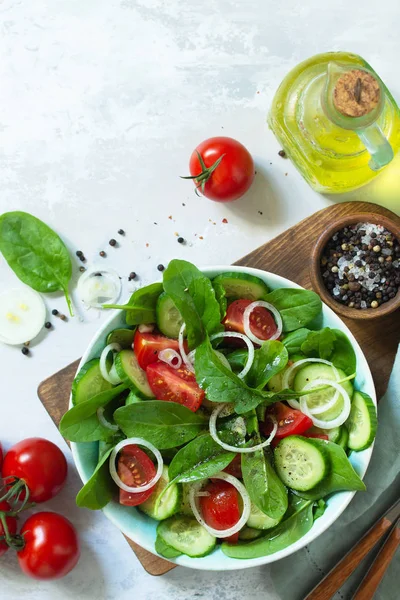 Menú de dieta. Ensalada de verduras saludables de tomate fresco, pepino, en — Foto de Stock