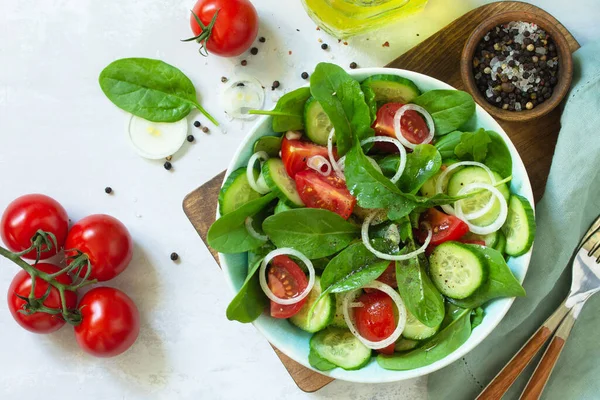 Menu de dieta. Salada de legumes saudável de tomate fresco, pepino, em — Fotografia de Stock