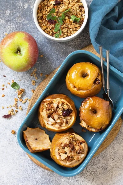 Diet menu. Healthy dessert. Baked apples with walnuts, honey and — Stock Photo, Image