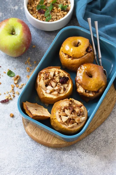 Diet menu. Healthy dessert. Baked apples with walnuts, honey and — Stock Photo, Image