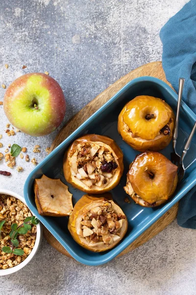 Diet menu. Healthy dessert. Baked apples with walnuts, honey and — Stock Photo, Image