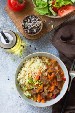 Sağlıklı beslenme konsepti. Bulgur sa 'da sebzelerle pişirilmiş biftek.