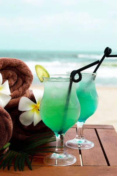 海滩度假的概念.热带冰夏季饮料。玻璃杯 — 图库照片