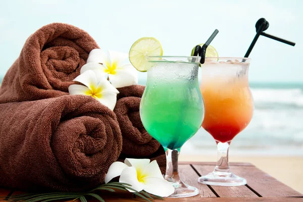 海滩度假的概念.热带冰夏季饮料。玻璃杯 — 图库照片