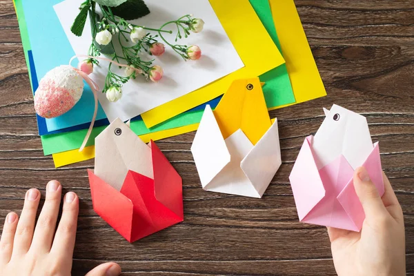 Çocuğun elinde Paskalya origamisi yavrularından bir hediye var. El yapımı. Şey... — Stok fotoğraf