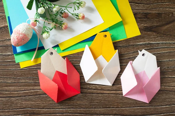 Regalo de Pascua Origami Pollo. Hecho a mano. El proyecto de los niños — Foto de Stock