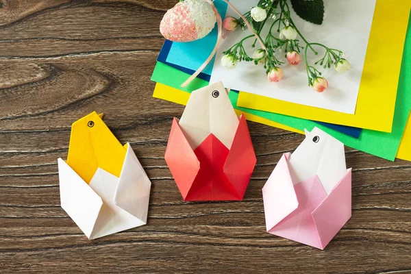 Paskalya Hediye Origami Tavuğu. El yapımı. Çocuk Projesi. — Stok fotoğraf