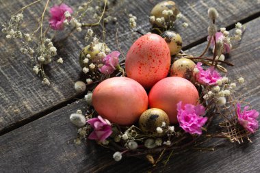 Paskalya arkaplanı Pembe el yapımı Paskalya yumurtaları ve bahar çiçekleri..