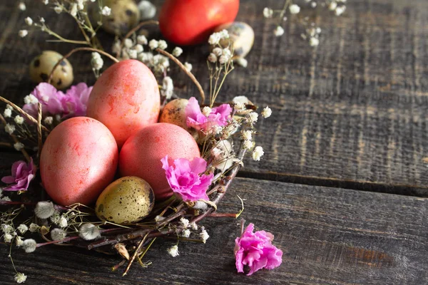 Tło Wielkanocne Różowymi Ręcznie Robionymi Pisankami Wiosennymi Kwiatami Przestrzeń Kopiowania — Zdjęcie stockowe