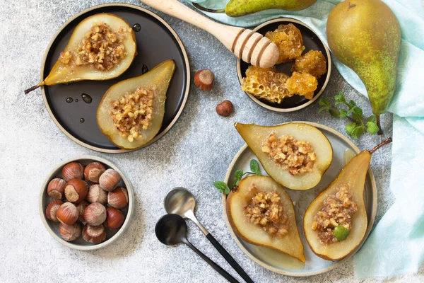 Hälsosam Dessert Bakade Päron Med Hasselnötter Honung Och Granola Skiffer — Stockfoto
