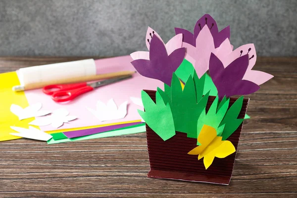 Bahar Çiçekli Timsahlarla Anneler Günü Için Tebrik Kartı Yapımı Kağıtlar — Stok fotoğraf