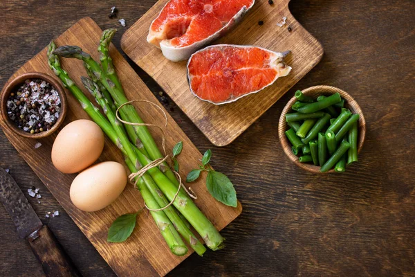 Cibo Biologico Concetto Cucina Sana Salmone Asparagi Uova Tavolo Rustico — Foto Stock