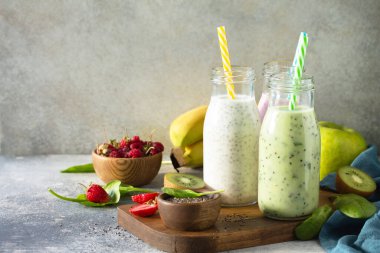 Sağlıklı beslenme ve diyet kavramı. Yeşil Detox meyve ve sebzeleri karıştırdı ve organik malzemelerle taş beton bir atölyede. Boşluğu kopyala