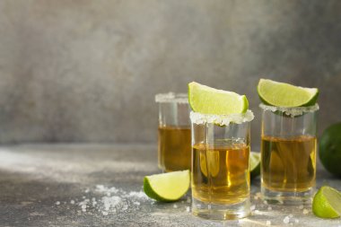 Altın tekila. Taş gibi beton bir atölyede limon ve tuzlu Meksika Altın Tekila shot 'ı. Boşluğu kopyala.