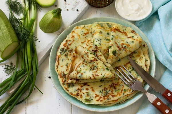 Imbiss Oder Mittagessen Sommer Zucchini Pfannkuchen Mit Grünem Gemüse Serviert — Stockfoto