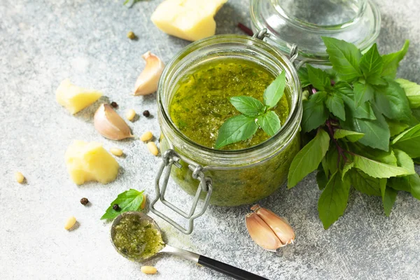 Cocina Italiana Saludable Salsa Pesto Verde Aislada Una Encimera Piedra — Foto de Stock