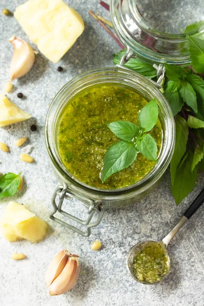 Cozinha Italiana Saudável Molho Pesto Verde Isolado Uma Bancada Pedra — Fotografia de Stock