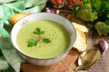 Vejetaryen yemeği. Köy masasında sarımsaklı kıtır ekmekle servis edilen lezzetli brokoli kremalı çorba..