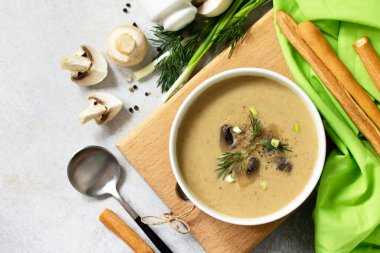 Vegan ve diyet sağlıklı yiyecekler. Kremalı mantar çorbası püresi, şampiyonlar ve sebzeler. Üst görünüm düzlüğü.