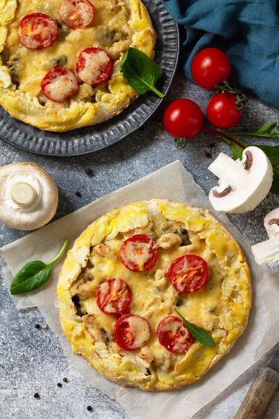 Zelfgebakken Gebak Met Volkorenmeel Galette Met Kip Kaas Champignons Een — Stockfoto