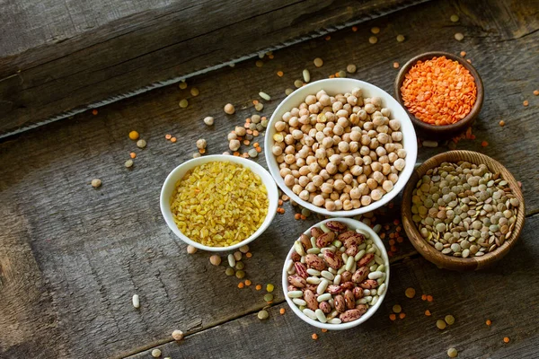 饮食与健康饮食理念 素食蛋白质来源 生豆类 鹰嘴豆 小扁豆 大豆类 放在木制桌子上 复制空间 — 图库照片