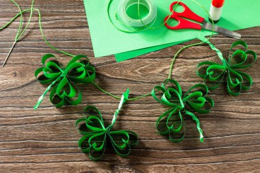 Çelenk St. Patrick Günü yoncası, kağıttan el işi. El yapımı. Çocuk sanat projesi, dikiş işi, çocuklar için el işi.