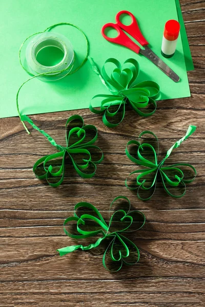 Patrick Day Clover Řemeslný Papír Dřevěném Stole Ruční Práce Dětský — Stock fotografie