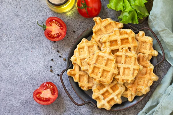 Viswafels Met Tonijnconserven Een Snelle Snack Een Bord Een Grijze — Stockfoto