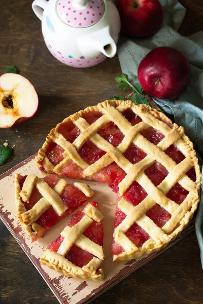 Cozimento Caseiro Torta Maçã Doce Uma Mesa Madeira Rústica — Fotografia de Stock