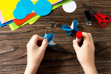 Talimatlar, yedinci adım. Kağıt dekoru kelebekleri ya da yaz çelenkleri. El yapımı kağıt fikirler. Çocukların yaratıcılığı, el sanatları, çocuklar için el sanatları projesi