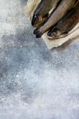 Somon balığı. Gri tezgahta taze çiğ somon balığı. Üst görünüm düz arkaplan. Boşluğu kopyala.