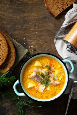 Norveç mutfağı. Kırsal ahşap bir masada kremalı ve somonlu çorba. Üst görünüm düz arkaplan. Boşluğu kopyala.