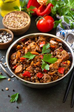 Hint yemeği, otantik Hint yemeği. Geleneksel Hint baharatlı yeşil mercimek et, baharat ve taş bir masanın üzerinde bitkiler. Boşluğu kopyala.