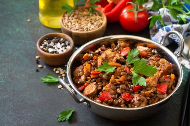 Hint yemeği, otantik Hint yemeği. Geleneksel Hint baharatlı yeşil mercimek et, baharat ve taş bir masanın üzerinde bitkiler. Boşluğu kopyala.