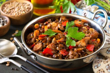 Hint yemeği, otantik Hint yemeği. Geleneksel Hint baharatlı yeşil mercimek et, baharat ve taş bir masada otlar.