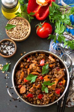 Hint yemeği, otantik Hint yemeği. Geleneksel Hint baharatlı yeşil mercimek et, baharat ve taş bir masada otlar.