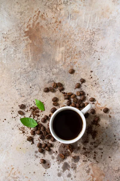 Fondo Con Taza Café Frijoles Sobre Mesa Hormigón Vista Superior — Foto de Stock