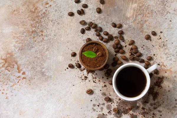 Fondo Con Taza Café Frijoles Sobre Mesa Hormigón Vista Superior — Foto de Stock