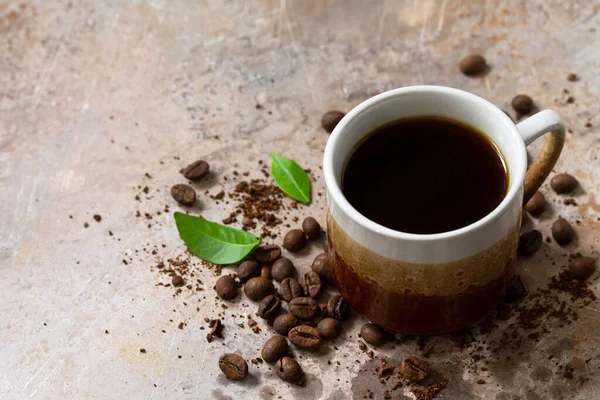 Fondo Con Taza Café Frijoles Sobre Mesa Hormigón Copiar Espacio — Foto de Stock