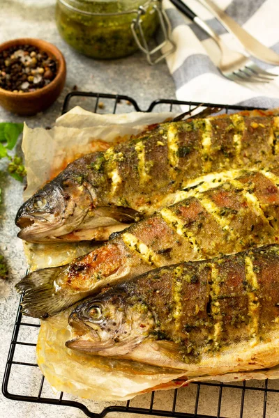 Gebackener Lachsfisch Mit Pesto Sauce Und Kulinarischen Gewürzen Auf Einer — Stockfoto