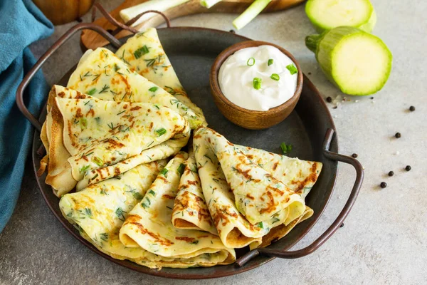 Snacks Eller Sommerlunsj Zucchini Pannekaker Med Urter Servert Med Rømme – stockfoto