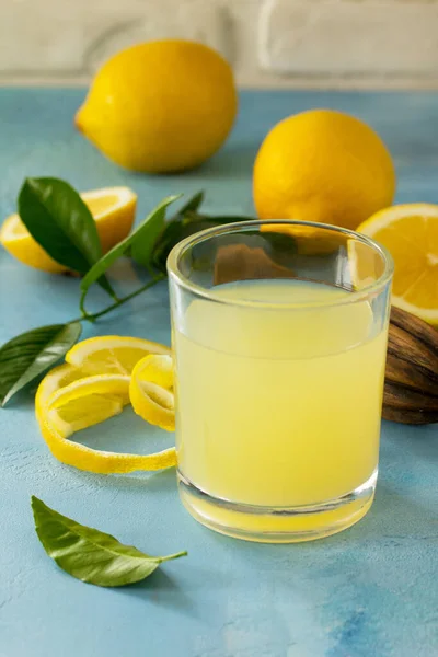 Bicchiere Succo Limone Fresco Appena Spremuto Una Pietra Turchese Tavolo — Foto Stock