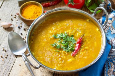 Hint yemeği, gerçek bir Hint yemeği. Geleneksel Hint baharatlı mercimek püre çorbası ve kırsal bir masada otlar.. 