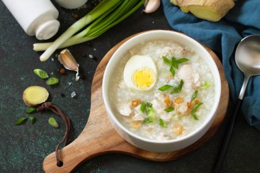 Arroz Caldo Çorbası. Zencefilli tavuk, pirinç ve sarımsaklı sıcak çorba..