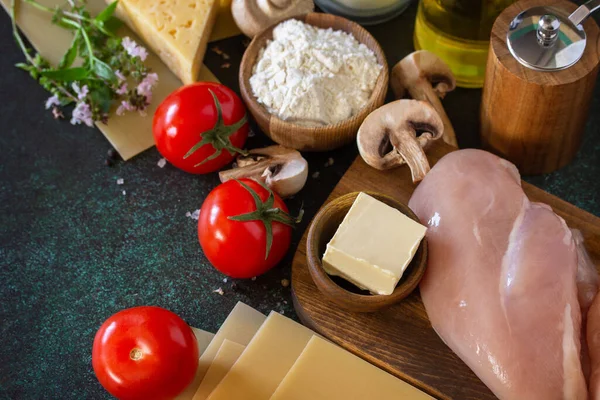 Fundo Alimentar Italiano Ingredientes Para Cozinhar Lasanha Com Frango Cogumelos — Fotografia de Stock