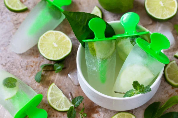 Hausgemachtes Eis Mit Limettensaft Und Minze Mojito Fruchteis Auf Hellem — Stockfoto