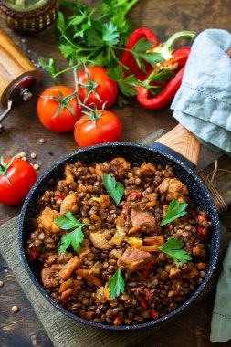 Hint mutfağı. Geleneksel Hint baharatlı yeşil mercimek et, baharat, ahşap bir masada dökme demir tavada otlar..